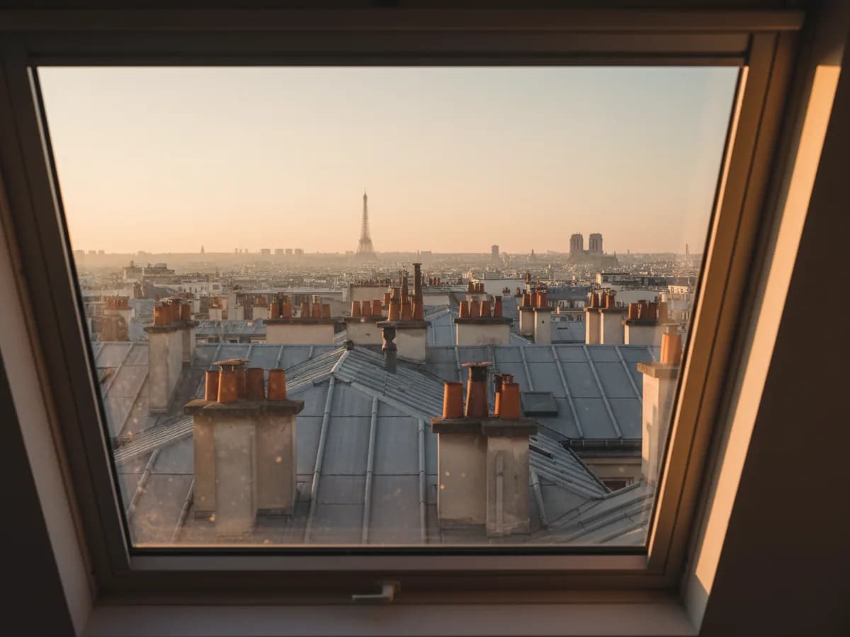 Toits de zinc parisiens en été — les solutions douces avant de climatiser
